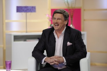 Kautzky Armand otthon és a színpadon is közeli kapcsolatban van a macskákkal./Kép: MTI